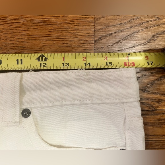 Forever 21 White High-Rise Distressed Raw Hem Denim Shorts - Size 28 - Picture 5 of 6